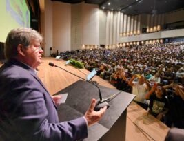 João Azevêdo premia 100 melhores escolas Referência em Aprendizagem e recebe reconhecimento por avanços na Educação paraibana
