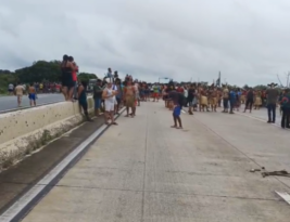 Protesto de indígenas interdita trecho nos dois sentidos da BR-101, no Vale do Mamanguape