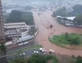 Chuvas provocam alagamentos e transtornos nas primeiras horas desta quarta-feira, em João Pessoa