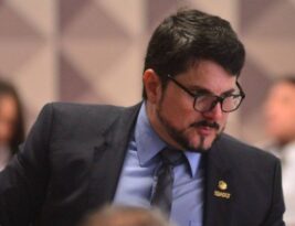 Moraes determina bloqueio de salário e verbas de gabinete de Marcos do Val e manda colocar tornozeleira no mocotó do dito cujo