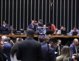 Câmara aprova proposta para suspensão de deputados que impedirem sessões