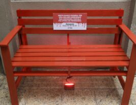 Câmara de João Pessoa instala banco vermelho em adesão à campanha Agosto Lilás