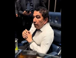 ESQUECEU DE TOMAR O CACHETE! Magno Malta se acorrenta à mesa do Senado em protesto contra Moraes: “Só saio daqui morto”