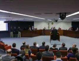 STF suspende julgamento de Bolsonaro; sessão será retomada na próxima terça-feira