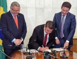 Hugo Motta e Dinho Dowsley  assinam protocolo de intenções para criação da Rede Legislativa Metropolitana