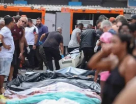 Moradores levam mais de 60 corpos à praça no Rio de Janeiro após operação