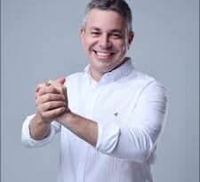 Prefeito cassado de Cabedelo tem projeto aprovado por vereadores para reduzir 13º salário de médicos