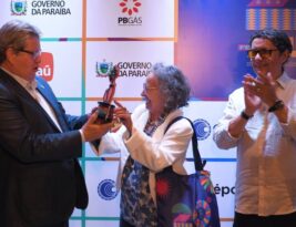 João Azevêdo prestigia abertura do Fest Aruanda e recebe homenagem por investimentos no audiovisual