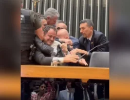 Glauber Braga ocupa mesa da Presidência da Câmara e é retirado à força
