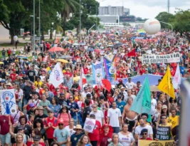 Ato contra PL da Dosimetria em Brasília concentra críticas a Motta