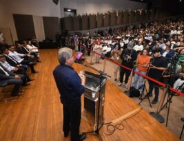 João Azevêdo entrega premiação a professores e escolas que promoveram avanços na aprendizagem dos alunos