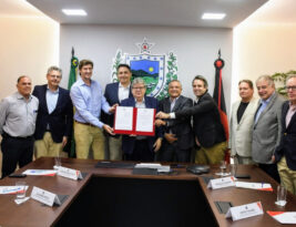 Governador João Azevêdo assina decreto para venda direta de álcool das usinas para os postos e preços devem baixar, na Paraíba