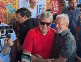 João Azevêdo participa do Galo da Madrugada e, ao lado de Lula, reforça articulação para as eleições de outubro