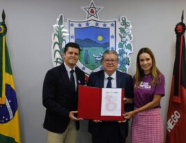 João Azevêdo assina protocolos com Aena para campanha de combate à violência contra a mulher em aeroportos no Carnaval