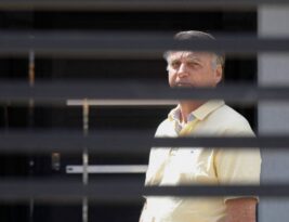 Moraes aceita pedido da defesa e manda Bolsonaro para prisão domiciliar