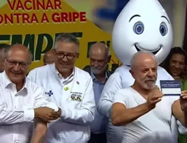 Lula e Alckmin tomam vacina contra a gripe e inauguram campanha
