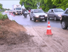 Deslizamento na barreira do Castelo Branco interdita parcialmente BR-230 entre João Pessoa e Cabedelo após fortes chuvas