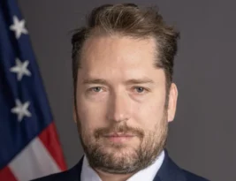 Assessor de Trump dá informações falsas e é proibido pelo presidente Lula de entrar no Brasil