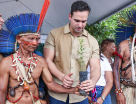 Governador Lucas Ribeiro participa de celebração do Dia dos Povos Indígenas e realiza entregas em Baía da Traição