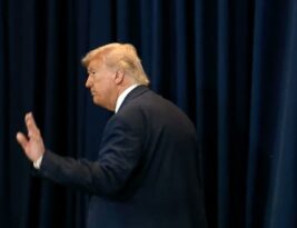 Trump recua mais uma vez e suspende “extermínio” da população do Irã