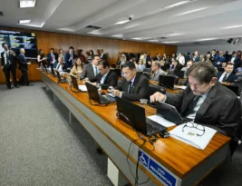 CCJ do Senado aprova PEC que acaba com aposentadoria compulsória de juízes e Ministério Público