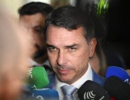 Flávio Bolsonaro é vaiado e chamado de “ladrão” em visita à PM do Rio