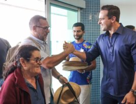 Governador Lucas Ribeiro recepciona passageiros de voo inaugural Brasília-Campina Grande e destaca impacto econômico