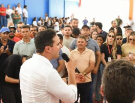 Governador Lucas Ribeiro entrega escola reformada, visita obra e fortalece cadeia produtiva do mel no Sertão