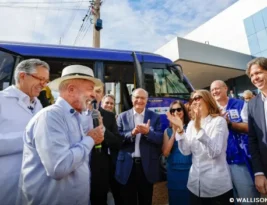 “Aqui não tem dinheiro do Vorcaro”, diz Lula em visita a hospital