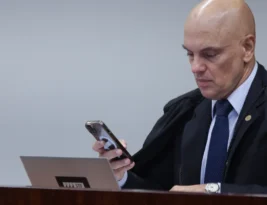 Moraes pede à PGR parecer sobre incluir Jair e Flávio em inquérito