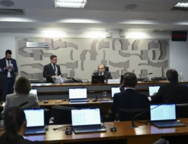 Comissão no Senado aprova piso de R$ 13 mil para médicos e dentistas