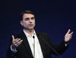 Flávio Bolsonaro envia novo documento para os EUA pedindo suspensão do tarifaço de 25%